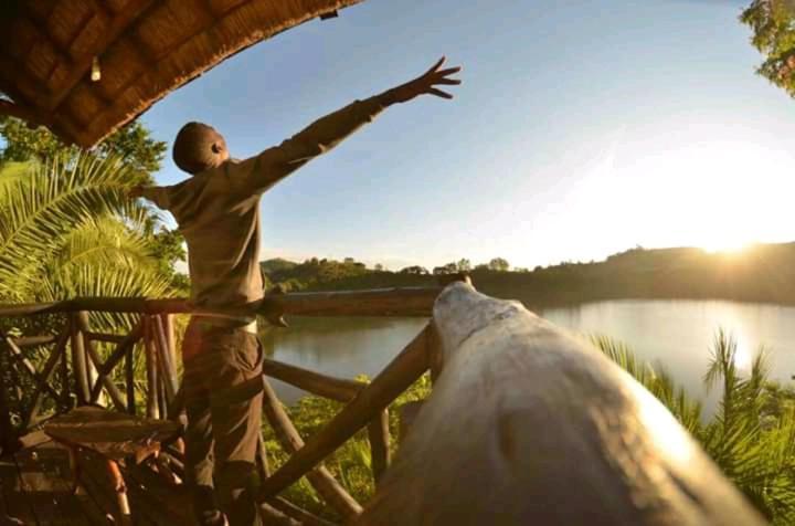 Dave The Cave Eco Lodge And Cultural Campsite Rubirizi Bagian luar foto