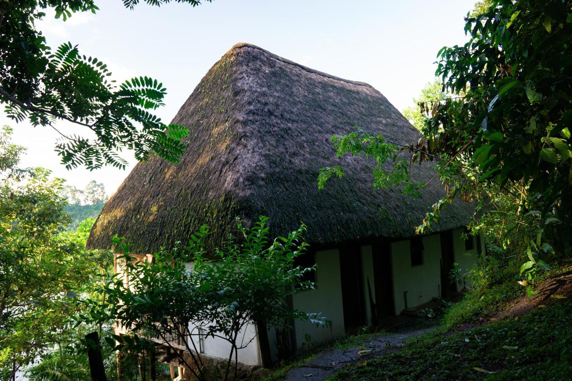 Dave The Cave Eco Lodge And Cultural Campsite Rubirizi Bagian luar foto