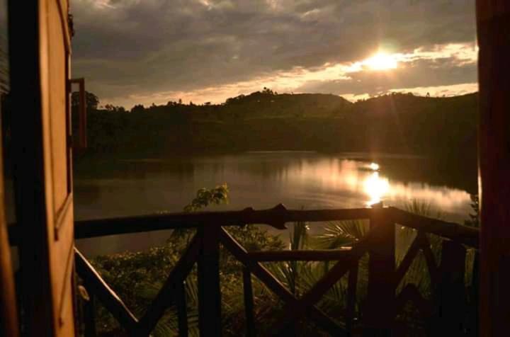 Dave The Cave Eco Lodge And Cultural Campsite Rubirizi Bagian luar foto